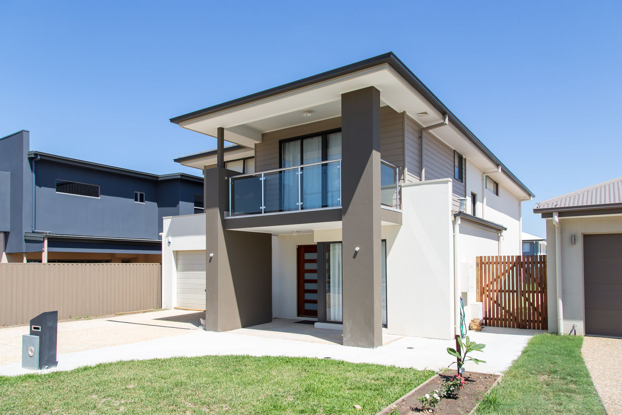 Modern 2-story house in neutral tones in a Brisbane suburb.